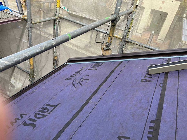 屋根の端部も隙間がないように防水シートを貼る